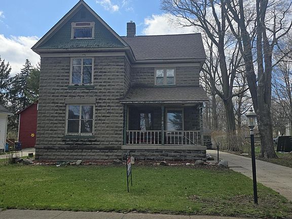 3rd image of 622 Maple St