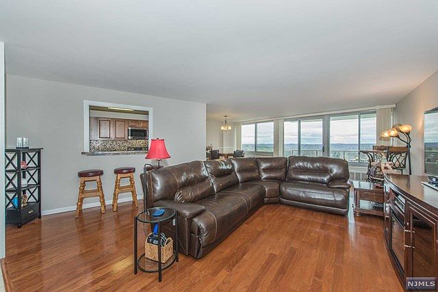 1st image of 1 Claridge Dr APT 702
