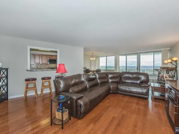 1 Claridge Dr APT 702, Verona, NJ 07044