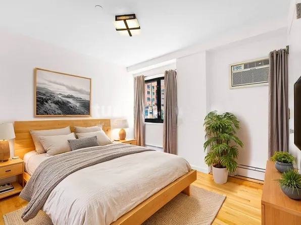 2570 East 17th Street image 6 of 25