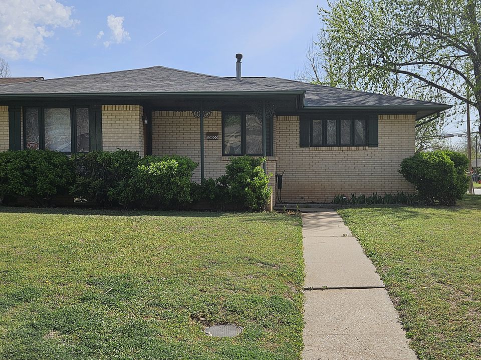 Corner lot, in the Village