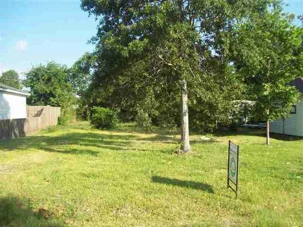 824 Boston Ave, Nederland, TX 77627