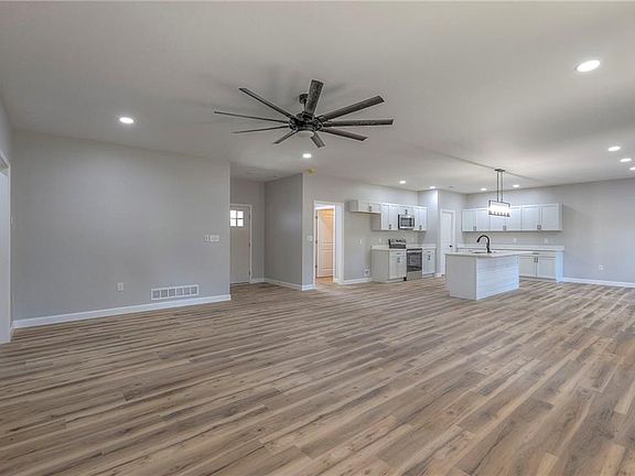 4th image of 310 NE 51st Rd