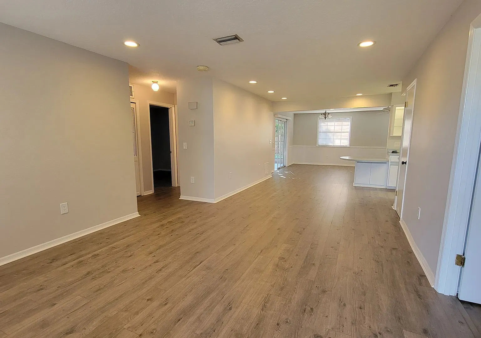 Spacious 4BR Home with Garage Available in Venice NOW! — Photo 3