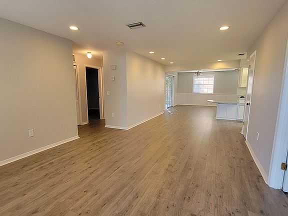 3rd image of 1059 Hope St