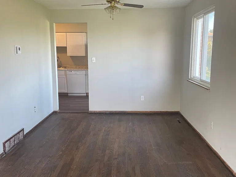 1518 Empire Rd — Photo 2