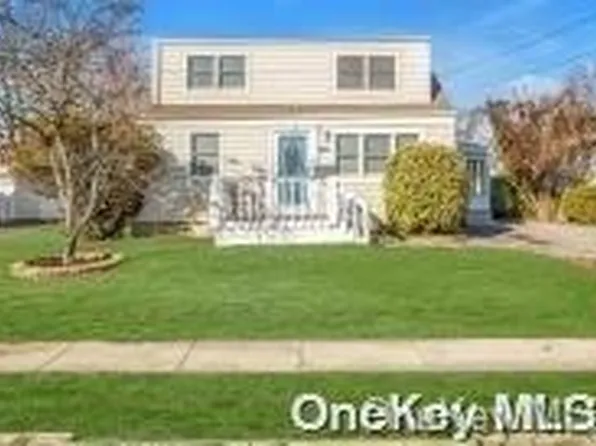 305 Pleasantview Court, Copiague, NY 11726