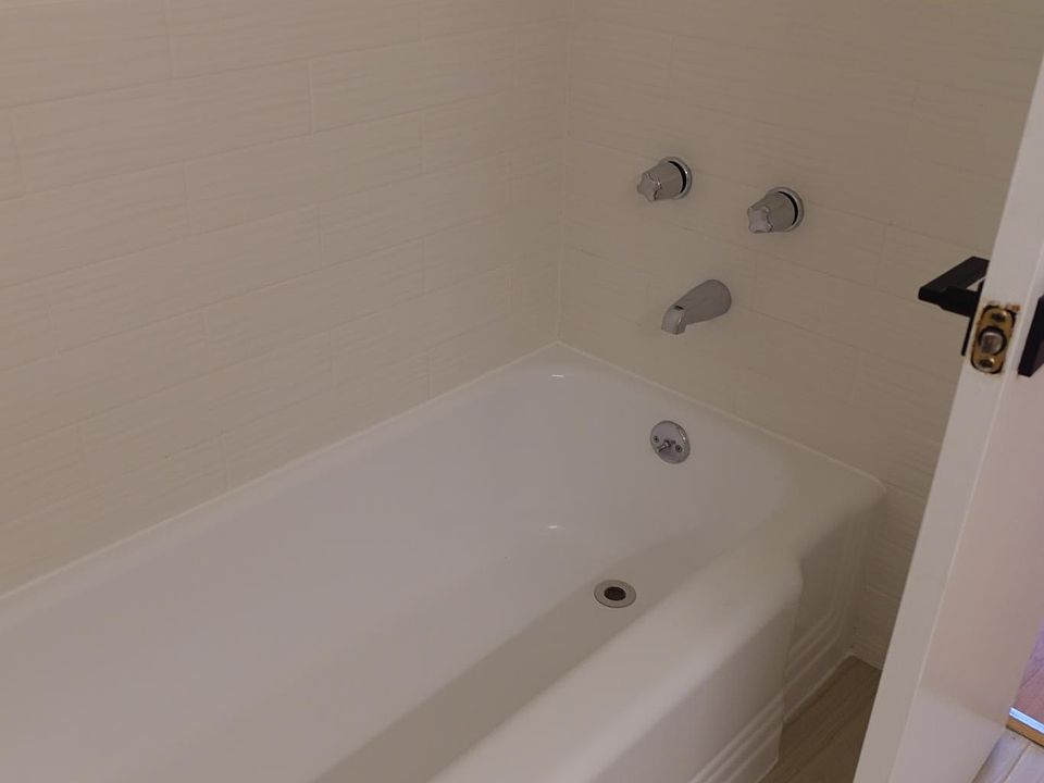1st image of 5-546 N Flores Ave #5