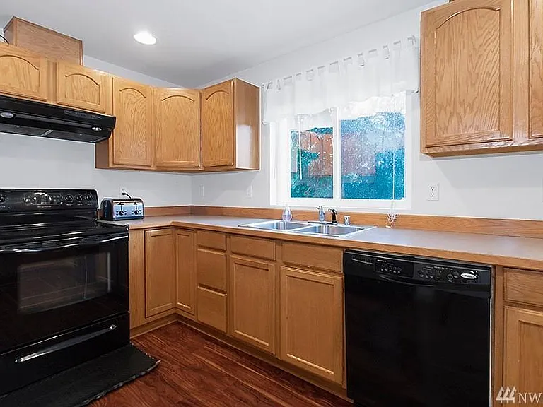 2409 Prospect Ave NE — Photo 5