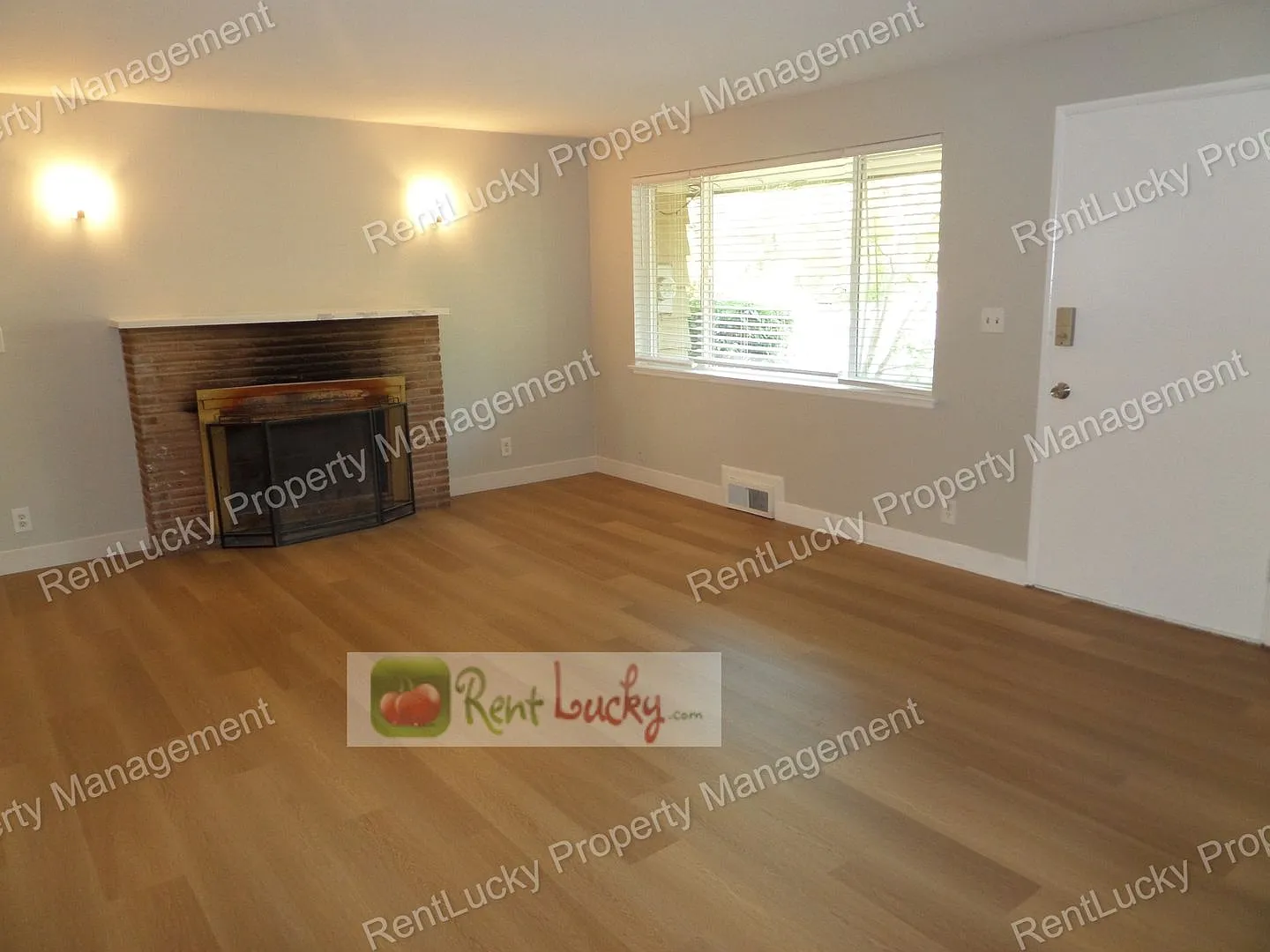 Beautiful! Unique & Freshly Updated 3-Bedroom Rambler In Great Des Moines Location!! — Photo 3