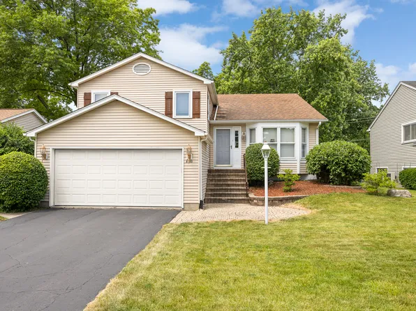 8100 Geneva St, Woodridge, IL 60517