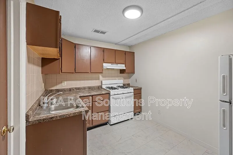 2 bed, 1.0 bath, $995 — Photo 3