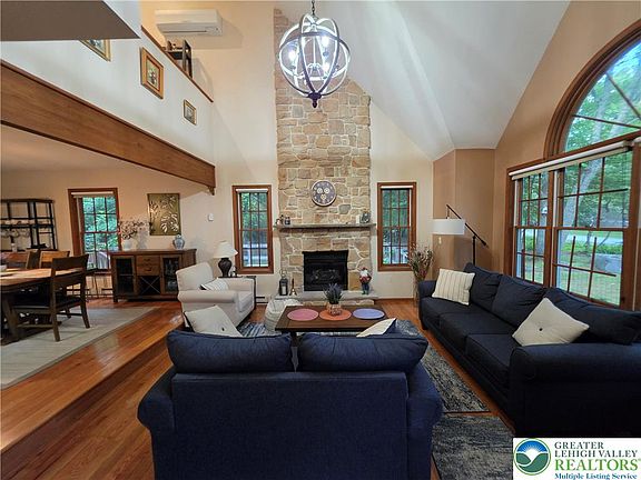 3rd image of 211 Murphy Cir