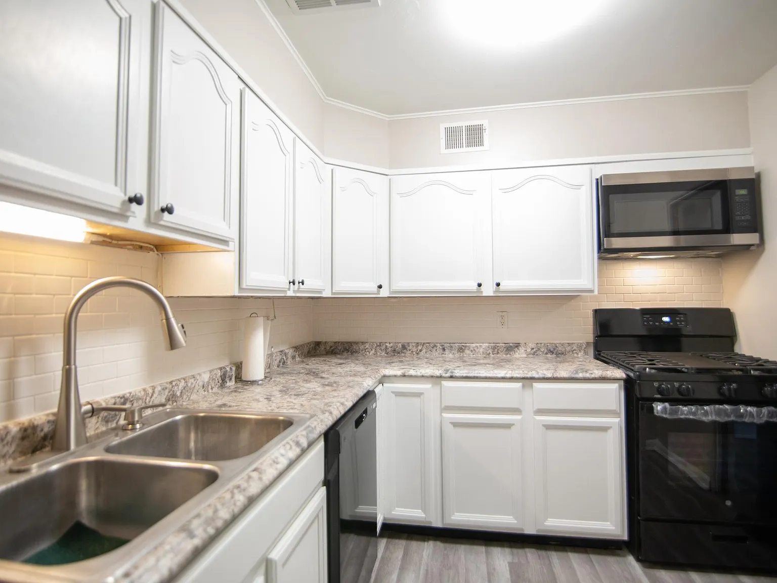 3 bed, 1000 sqft, $1,750 — Photo 2