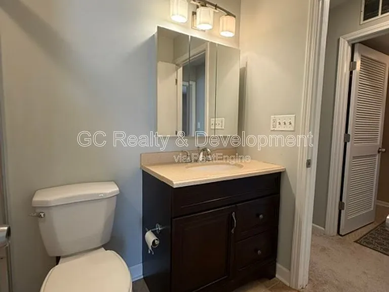 1686 Grosvenor Cir #B — Photo 20