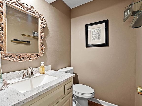 5th image of 620 N Persimmon Dr