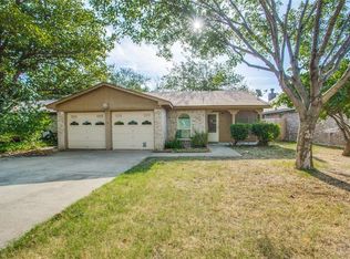 622 Hallvale Dr, White Settlement, TX 76108