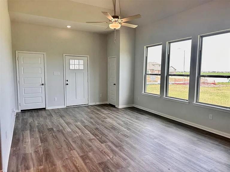 730 Tejas Village Pkwy — Photo 4