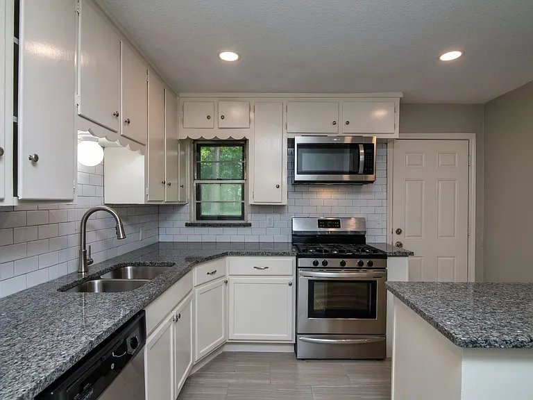 2416 Hillview Dr — Photo 9