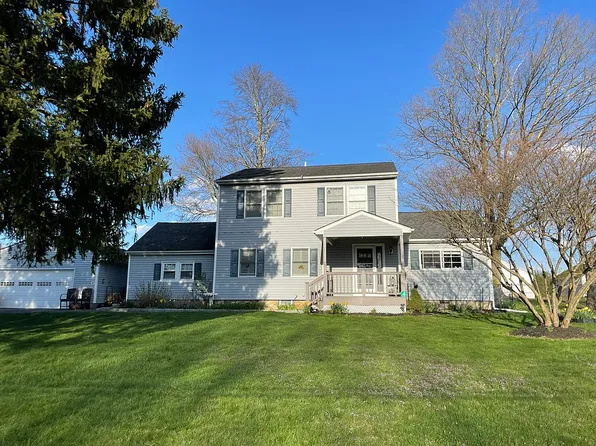 4 Crest Dr N, Yorktown Heights, NY 10598