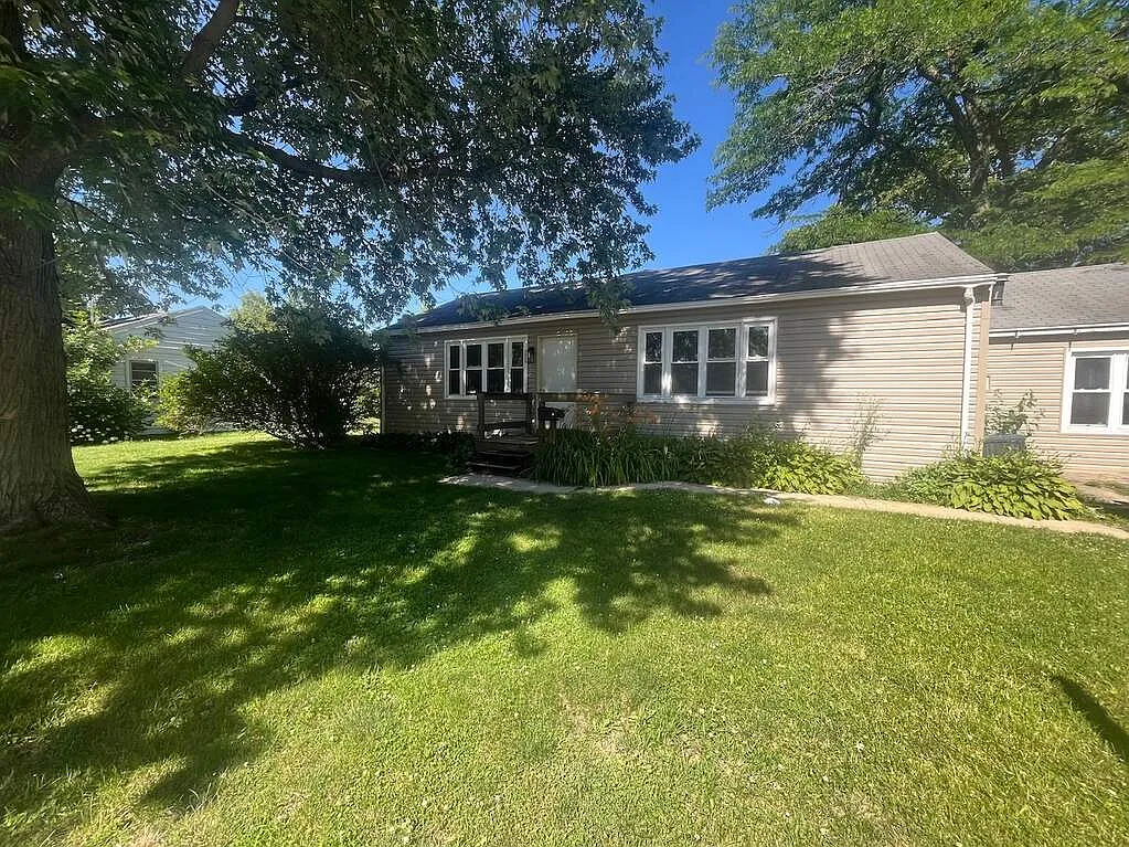 407 Daniels St photo 1