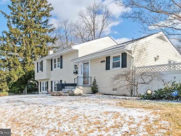 3rd image of 1305 Warwick Dr