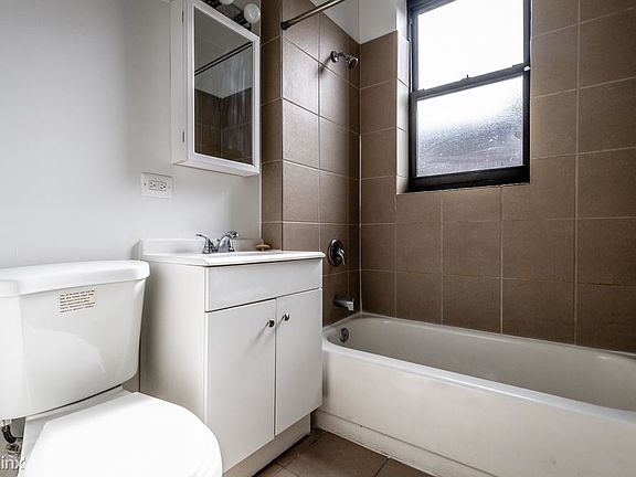 5015 S Champlain Ave Apartments Chicago Bathroom_01