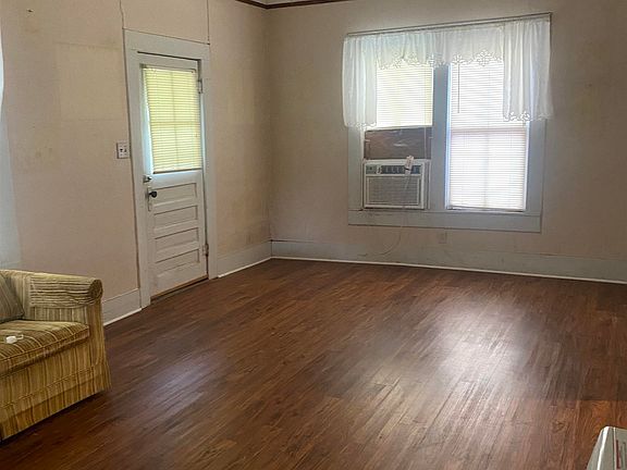 3rd image of 602 W Burton St