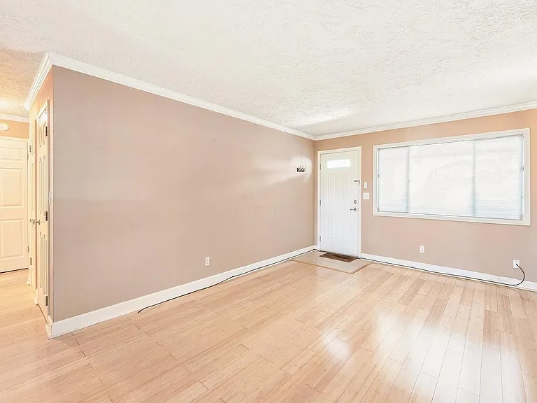 1015 SW Bertha Blvd #5 — Photo 4
