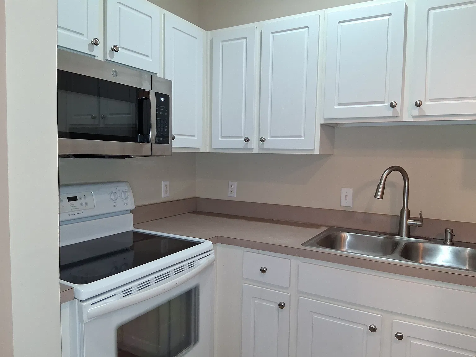 1 bed, 1.5 bath, $1,600 — Photo 4