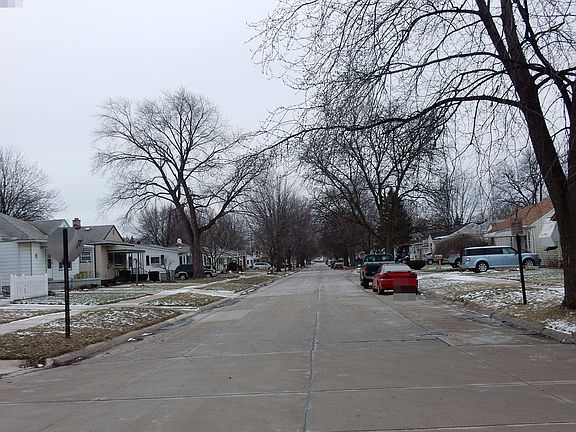 5th image of 1372 Applewood Ave