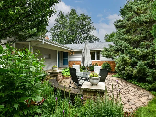 692 Greenway Ave N, Oakdale, MN 55128