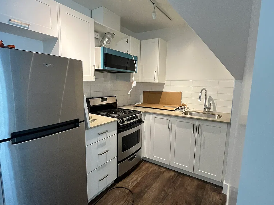 1539 Comox St #33