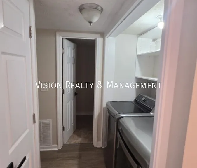 5025 Brittany Dr — Photo 23