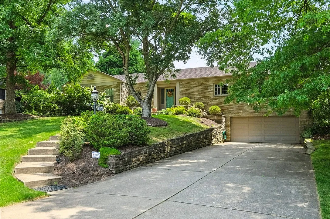 825 White Oak Cir photo 1