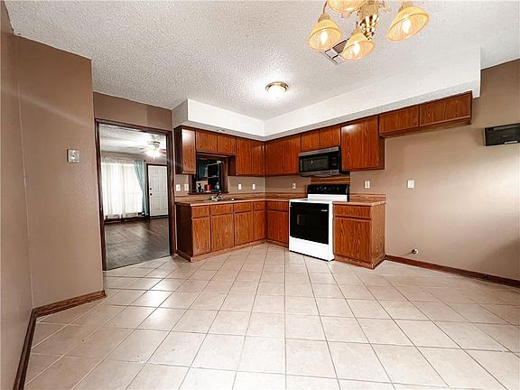 4th image of 37 Morning Glory Ln