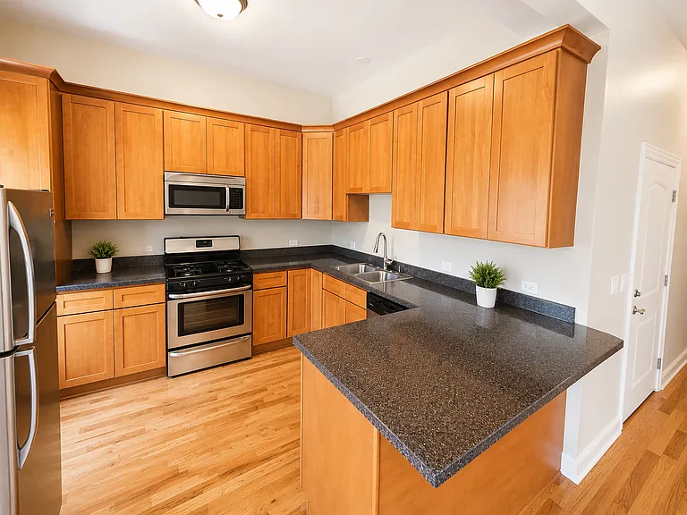 3927 N Clarendon Ave #3F — Photo 3