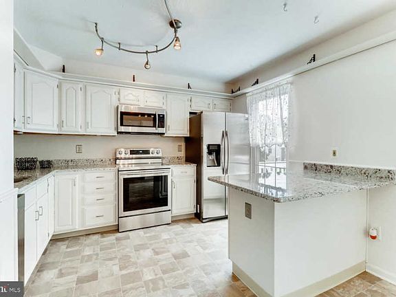 5th image of 348 Honeylocust Ct