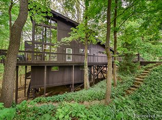 201 Oakwood Dr, Geneva, IL 60134