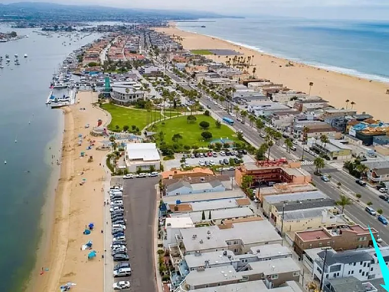 Less than a block to Marina Park, Community & Sailing Center!