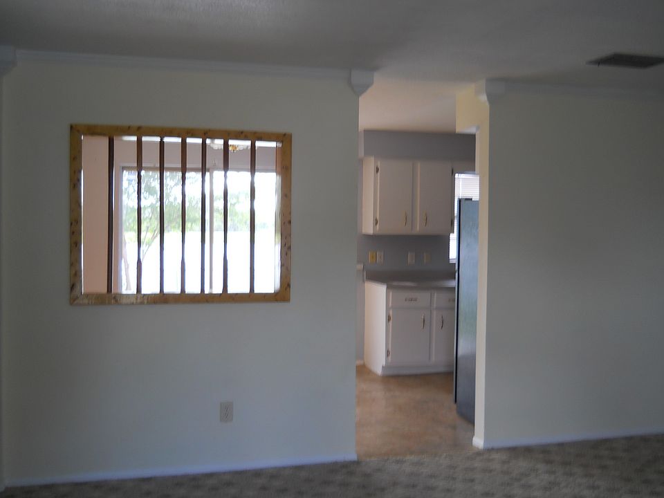 Dining room/kitchen area