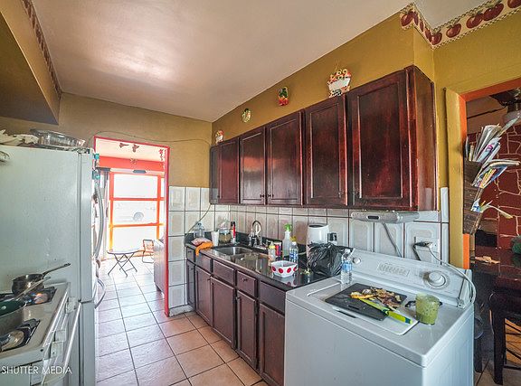 4th image of 17206 Lorenz Ave