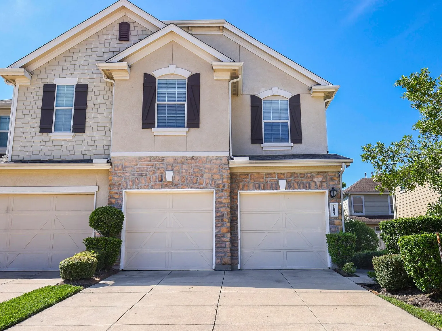 3 bed, 2.5 bath, 2009 sqft, $2,295 — Photo 2