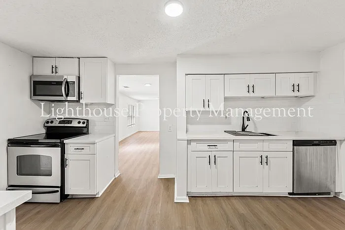 1021 Woodstock Ave — Photo 7