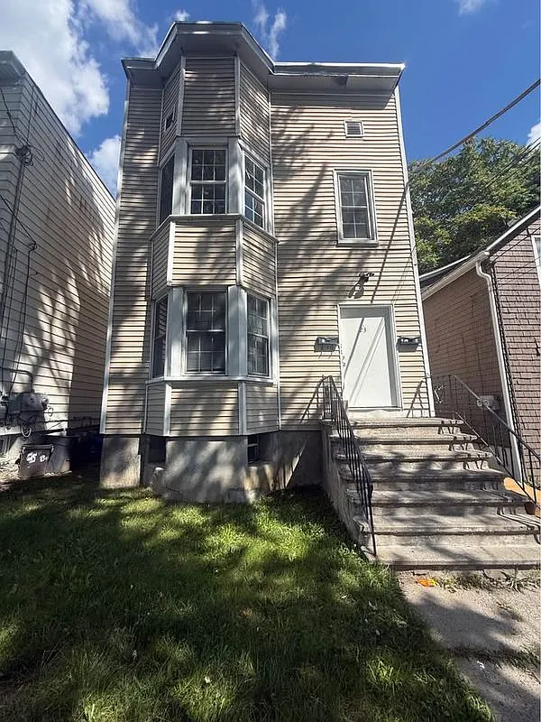 3 bed, 1.0 bath, 1100 sqft, $1,950 — Photo 1