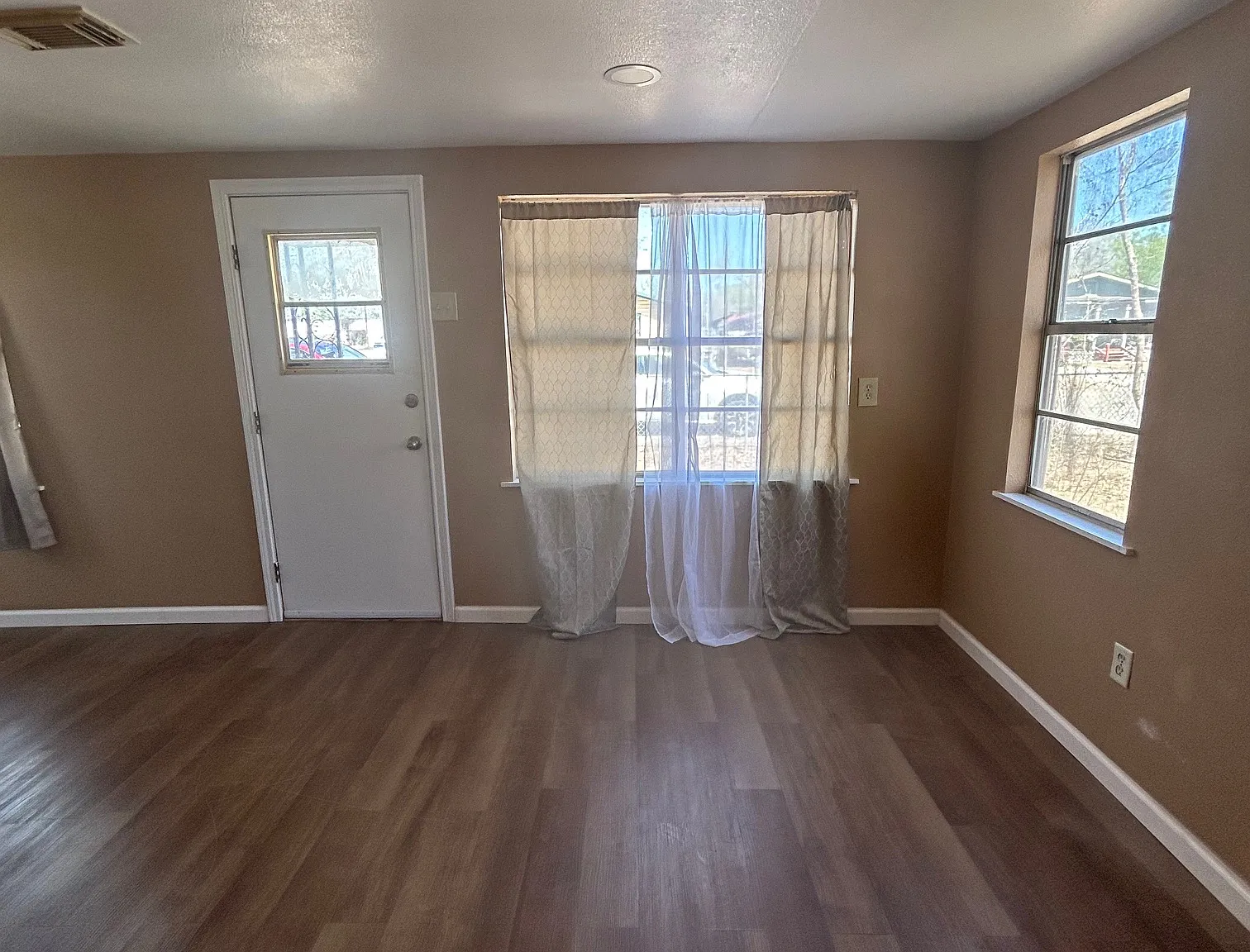 2 bed, 700 sqft, $850 — Photo 2