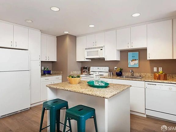 4th image of 250 King St Unit 720