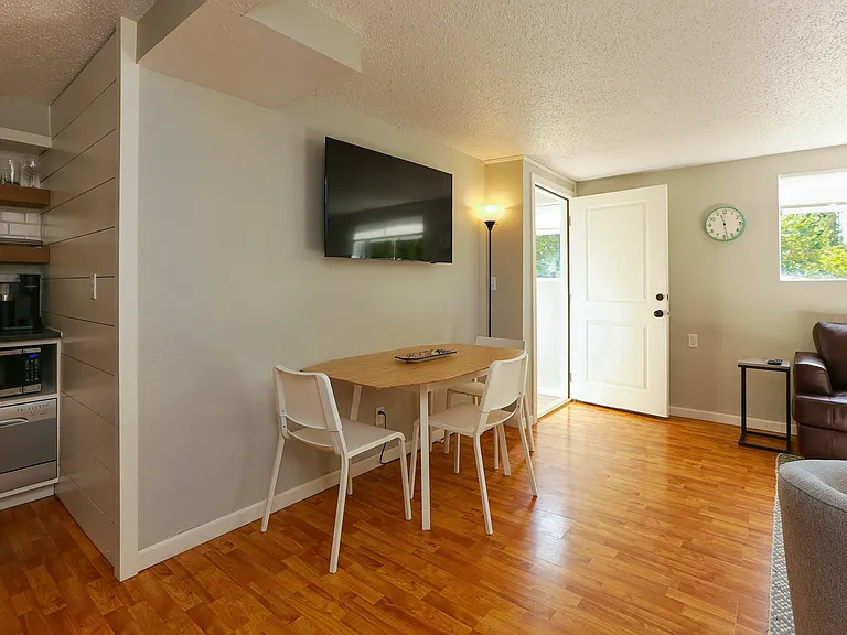 600 SW Dawnview Ct — Photo 9