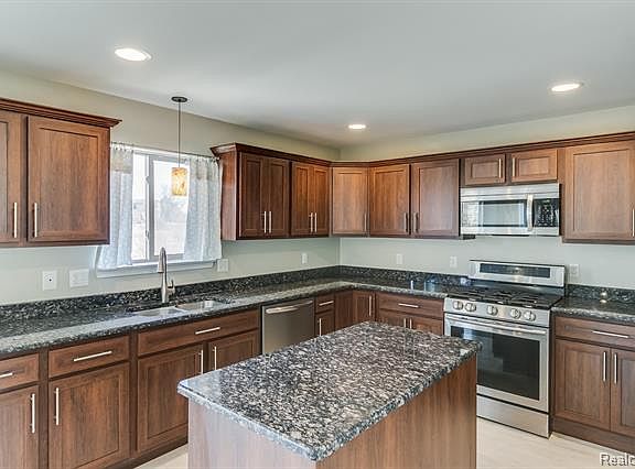 4th image of 4137 Persimmon Dr