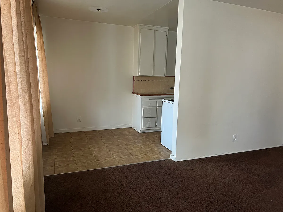 Building Photo - 1372 N Serrano Ave #8